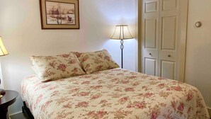 1 bedroom, desk, iron/ironing board, WiFi (free) - New Studio In Town, By the Water (Williamstown)