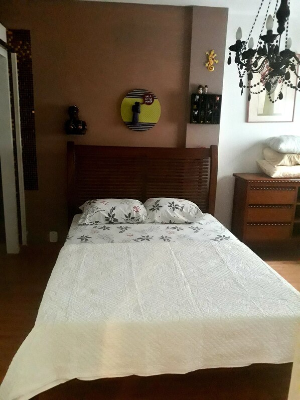 3 habitaciones, tabla de planchar con plancha, wifi y ropa de cama 