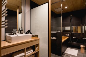 Quarto casal ou duplo luxo, para não fumantes (Hanami) | Banheiro | Banheira e chuveiro separados, banheira de imersão