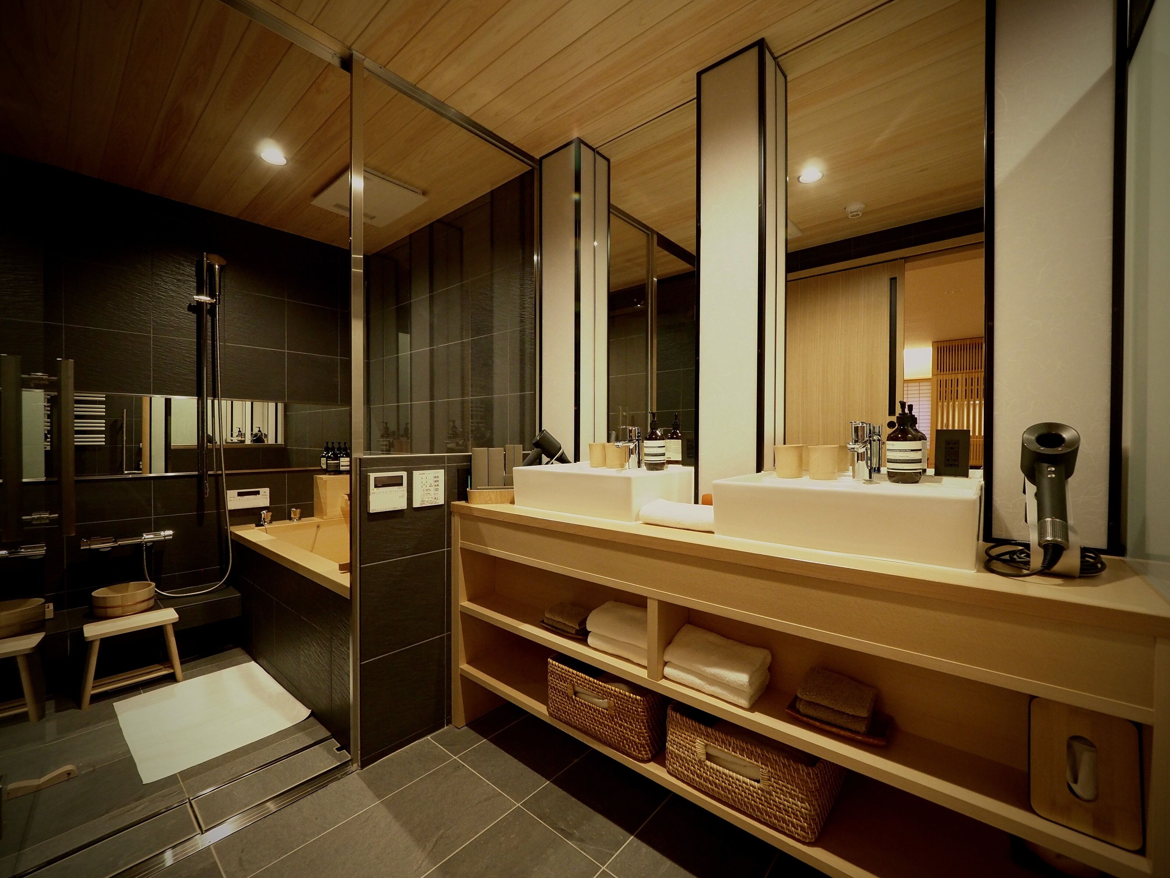 Luxury Room, Non Smoking (Kiyohira) | Bathroom sink