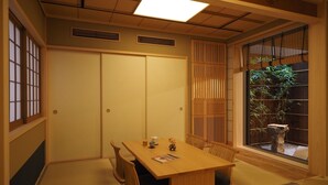 Dobbelt- eller tomannsrom – deluxe, ikke-røyk (Hanami) | Sengetøy av topp kvalitet, minibar, safe på rommet og strykejern/-brett