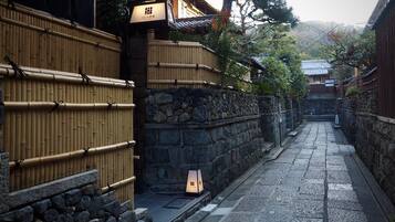 المنشأة من الخارج