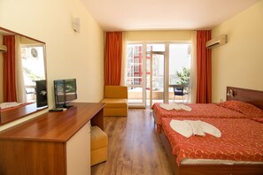 Minibar, tabla de planchar con plancha, wifi gratis y ropa de cama 