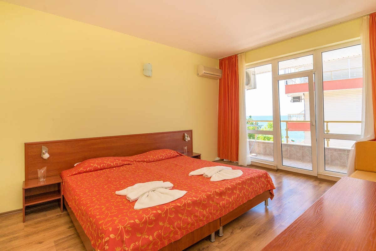 Minibar, tabla de planchar con plancha, wifi gratis y ropa de cama