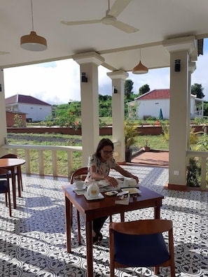 Ofereix vistes al jardí i s'hi serveixen esmorzars, dinars i sopars