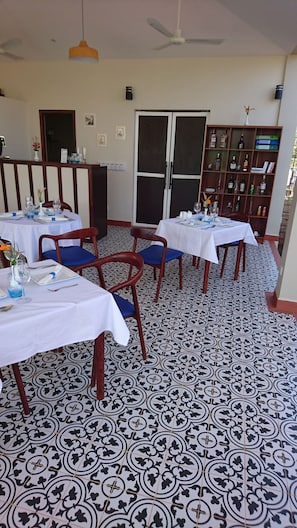 Ofereix vistes al jardí i s'hi serveixen esmorzars, dinars i sopars