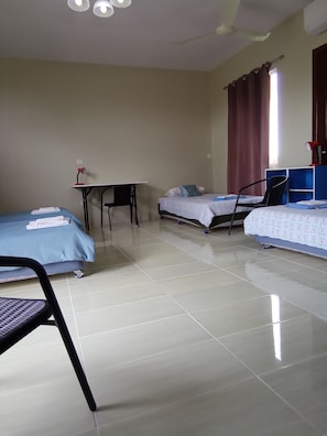 Habitació estàndard | Caixa forta a l'habitació, cortines opaques i wifi gratuïta