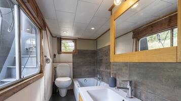 Exclusive Cabin | Bathroom | Combined shower/tub, hair dryer, towels, soap