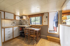 Cabin Exclusive | Bếp riêng | Tủ lạnh, lò vi sóng, bếp nấu, ấm điện