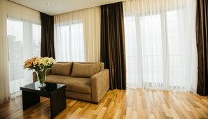 스위트 (with Sea and Pool View) | 거실 공간 | 케이블 채널 시청이 가능한 65cm 평면 TV, TV