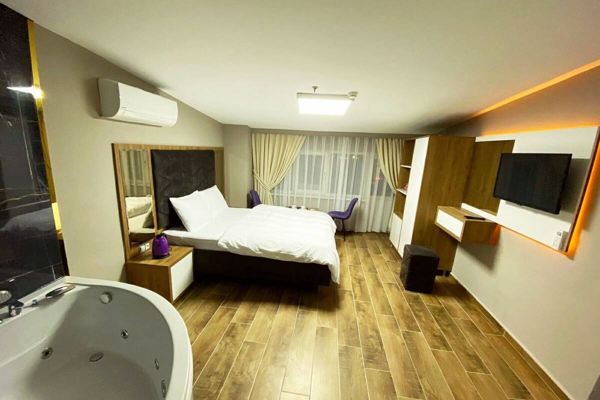 Suite, Jetted Tub | Minibar, WiFi (free)
