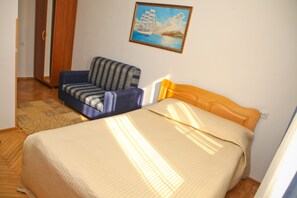 Comfort Single Room | Desk, laptop workspace, blackout drapes, iron/ironing board