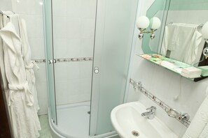 Double or Twin Junior Suite | Bathroom | Shower, hydromassage showerhead, free toiletries, hair dryer