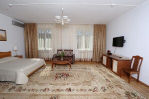 Single Junior Suite | Desk, laptop workspace, blackout drapes, iron/ironing board - Hotel Planet Lux (Vladikavkaz)