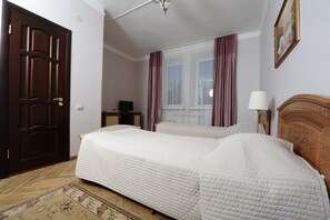 Habitación estándar con 1 cama matrimonial o 2 individuales | Escritorio, espacio para trabajar con laptop y cortinas blackout 