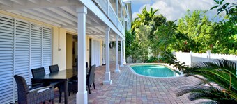 Frente al mar 4 habitaciones, 4 baños con muelle opcional *