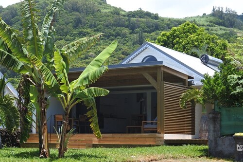 Villa Moringa: 4 people with their feet in the water at Manapany-les-bains