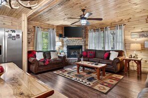 Living area - 270 Black Bear 3 Bedroom Cabin by RedAwning (Gatlinburg)