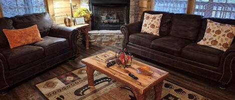 Cabin, 3 Bedrooms | Living area | Flat-screen TV, Netflix, streaming services