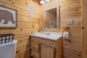 Cabin, 3 Bedrooms | Bathroom