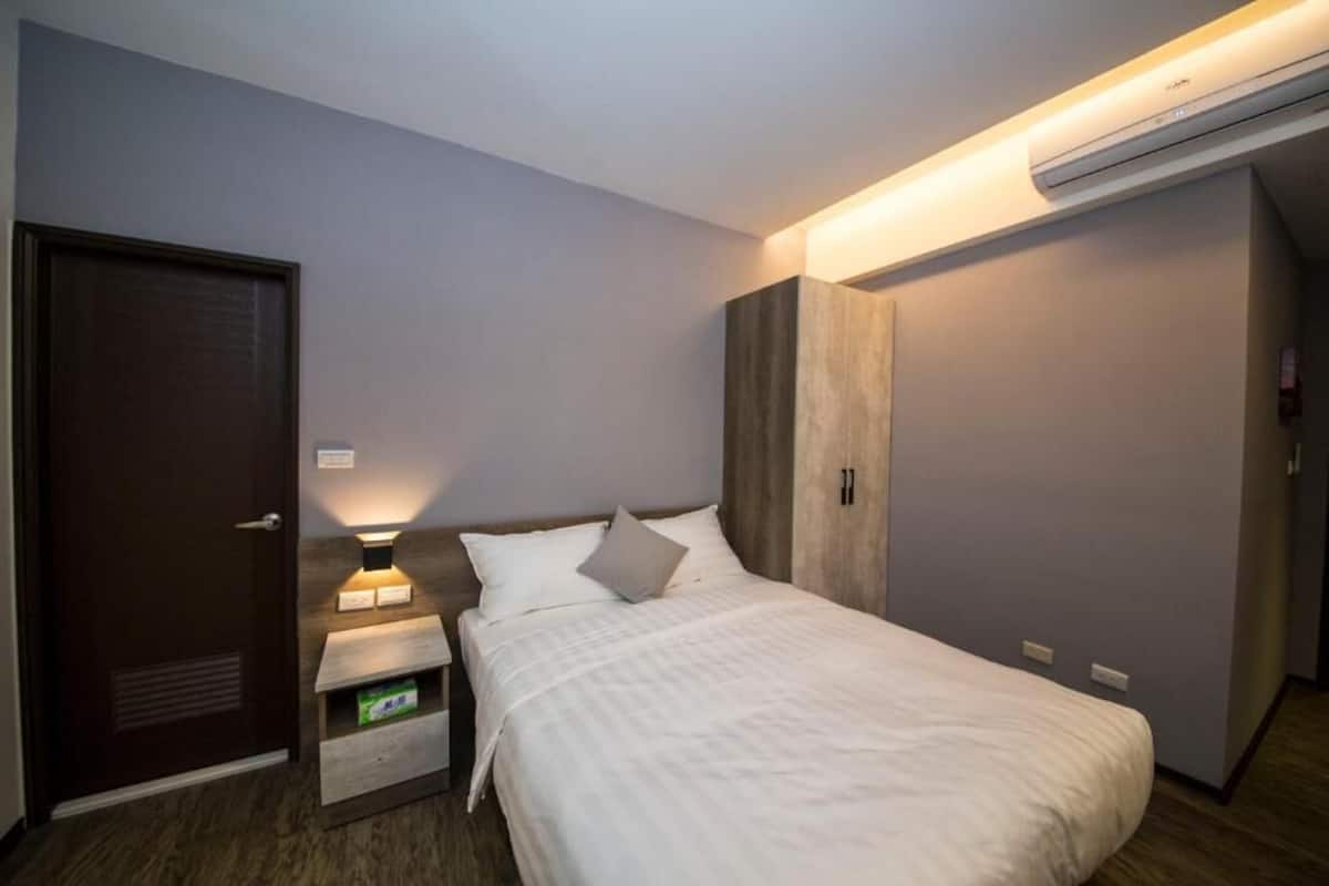 Double Room (Gray) | Individually furnished, desk, free WiFi, bed sheets