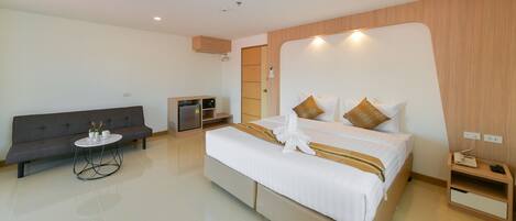 Deluxe Double Room | Minibar, in-room safe, blackout curtains, soundproofing