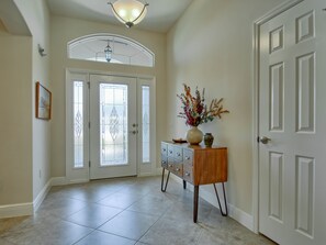 Interior - Designer Luxury: 3BR/2BA Oasis with Pool, Golf Cart, and More! (The Villages)