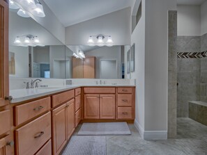 Ducha, secador de pelo y toallas