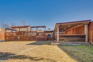 Property grounds - 5-BD/3-BA in the Heart of Dallas w/ Pool & Hot Tub (Dallas)