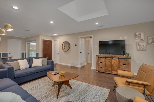 5-BD/3-BA in the Heart of Dallas w/ Pool & Hot Tub