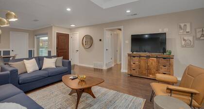 5-BD/3-BA in the Heart of Dallas w/ Pool & Hot Tub