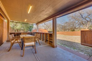 Outdoor dining - 5-BD/3-BA in the Heart of Dallas w/ Pool & Hot Tub (Dallas)