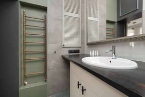 Bathtub, hair dryer, towels, shampoo