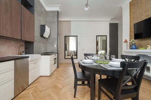 Fridge, oven, stovetop, dishwasher