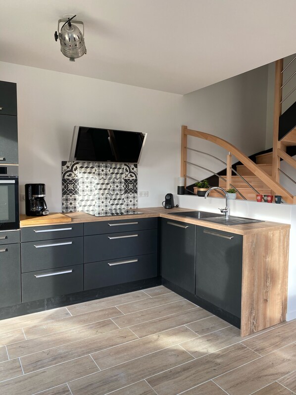 Refrigerador, microondas, horno y parrilla de estufa 