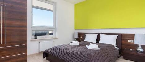 1 dormitorio, tabla de planchar con plancha, wifi y ropa de cama