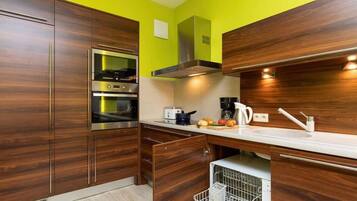 Een koelkast, een magnetron, een oven, een kookplaat