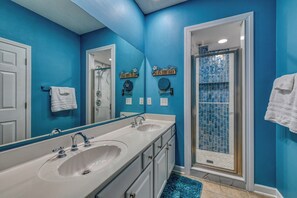 Ensemble baignoire-douche, serviettes fournies