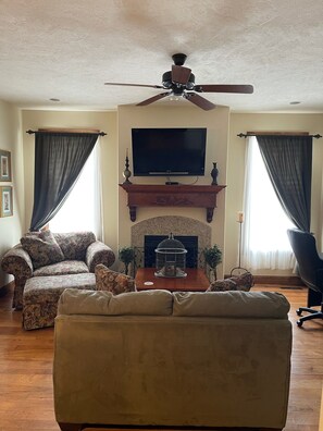 Una Smart TV, un reproductor de DVD, libros