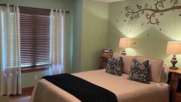 4 quartos, escrivaninha, ferros/tábuas de passar roupa, berço de viagem