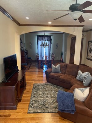 Una Smart TV, un reproductor de DVD, libros