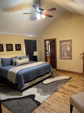 4 bedrooms, desk, iron/ironing board, travel crib - Golf Getaway! Perfect for Large Families! Only 10 minutes from the Airport!  (Springfield)