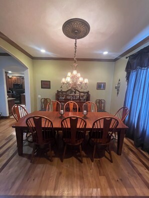 Dining - Golf Getaway! Perfect for Large Families! Only 10 minutes from the Airport!  (Springfield)