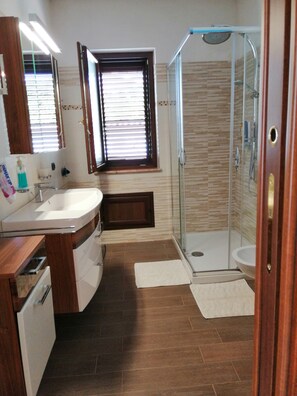 Douche, séchoir à cheveux, bidet, serviettes fournies