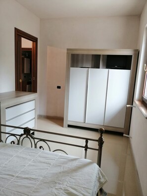 3 quartos, ferros/tábuas de passar roupa, Wi-Fi, roupa de cama
