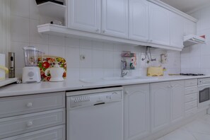 Kühlschrank, Mikrowelle, Ofen, Geschirrspüler
