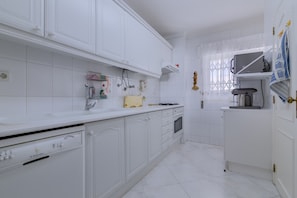 Kühlschrank, Mikrowelle, Ofen, Geschirrspüler