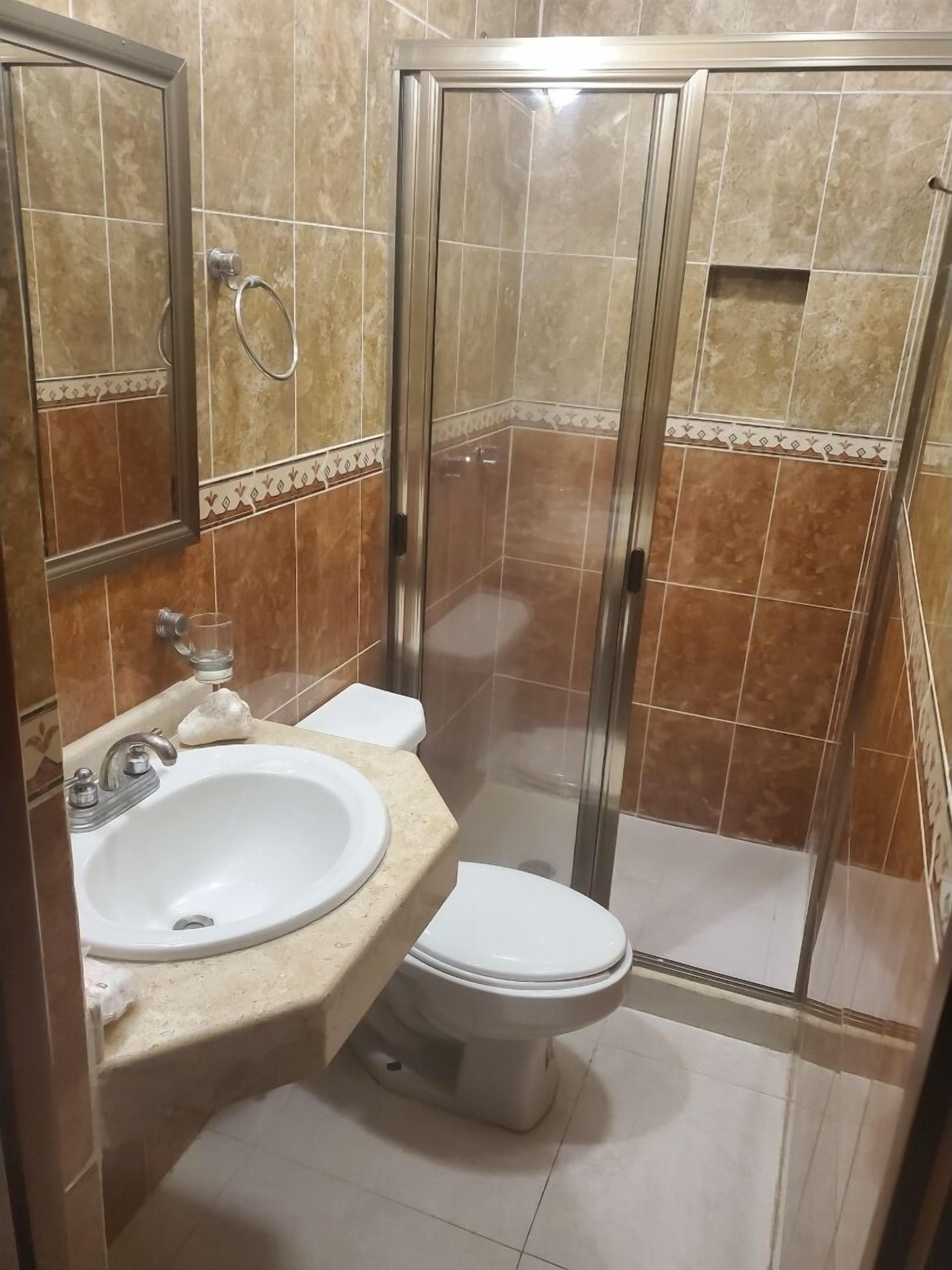 Douche, serviettes fournies, savon, shampoing