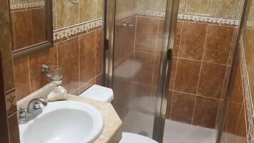 Douche, serviettes fournies, savon, shampoing