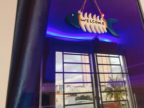 A window with a 'WELCOME' sign in the shape of a fish. - Seaside House Homestay - Hostel (Bac Nha Trang)